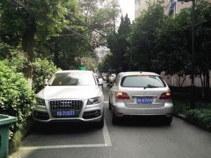 杭州一老旧小区停车位短缺 改绿地为停车场惹