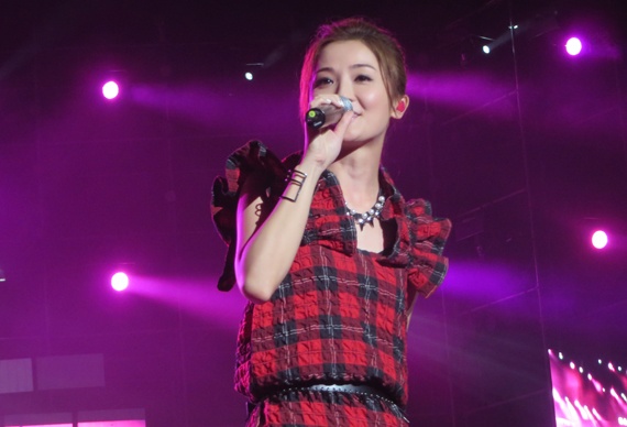 阿sa现场演唱了三首歌曲,甜蜜的《小酒窝》响起时更是引发了全场的跟