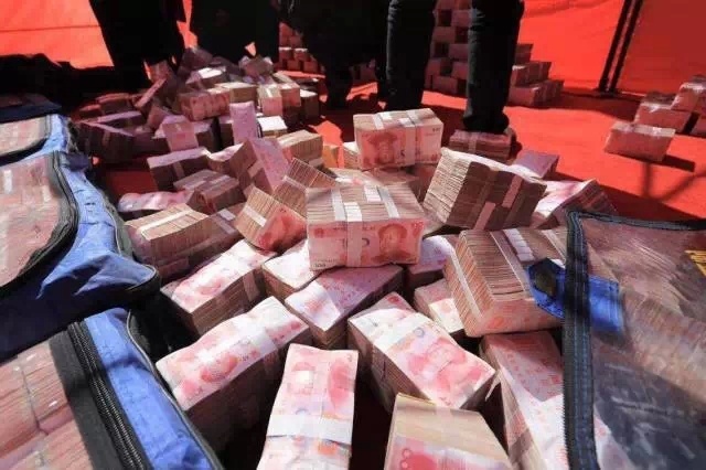土豪开发商任性发放2亿现金 农民工用箩筐挑钱!(图)