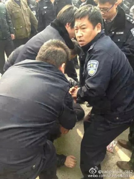 燕郊维权 开发商依仗警察抓人场面混乱