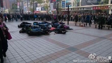 北京王府井步行街10人躺地 原因不明(图) --凤凰