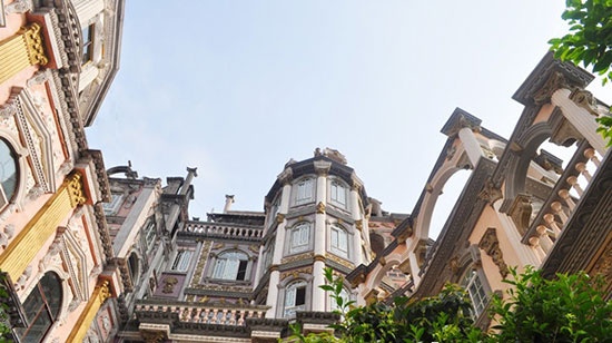 兴义城区山崖上造城堡 住在里面像国王 --凤凰