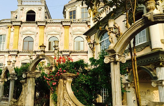 兴义城区山崖上造城堡 住在里面像国王 --凤凰