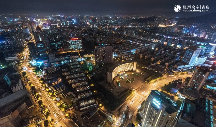 中国社科院经济政策研究中心主任郭克莎: 建议在局部扩大房产税试点范围 关于房地产问题我有三点看法: 第一,我很同意把房地产跟宏观经济联系起来研究。房地产的发展影响宏观经济增长,经济增长反过来也影响房地产发展。 现在的问题是,除了经济增长速度、投资、消费受到房地产市场影响,更大的问题是,经济稳定、社会稳定也受房地产影响,因为房地产问题后面是债务风险和金融风险。由于购买住房需要大量货币,房地产的典型趋势是买涨不买跌。从经济学基础原理来说,供求决定价格,按道理是相互作用的,但是房地产市场有特殊属性。现在房地产