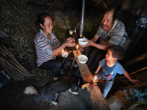 相差31岁!老夫少妻隐居深山 住的是茅草屋 - 子泳 - 子泳WZ的博客 相差31岁!老夫少妻隐居深山 住的是茅草屋 - 子泳 - 子泳WZ的博客