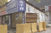 40年门面房突然地陷 电筒一照屋下竟有条排水沟