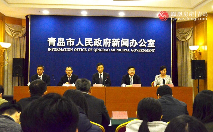 建现代化宜居国际都市 凤凰房产青岛获悉,《意见》是由青岛市城乡建设委(以下简称市建委)牵头,并会同10余个市直部门起草的。该《意见》是当前和今后一个时期,指导青岛城市规划建设管理、促进城市持续健康发展的纲领性文件。 市建委副主任孙宗贤介绍称,青岛要突出城市发展方式转变、特色风貌塑造、环境质量提升、管理服务创新、体制机制改革,走符合中国国情、具有青岛特色的城市发展道路,打造组团式海湾型宜居幸福的现代化国际城市,通过科学规划、有序建设、适度开发、高效运行,打造和谐宜居、富有活力的现代化城市。 推进节能减排打