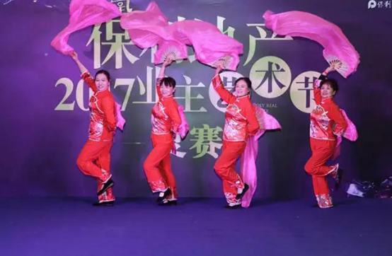 保利地产2017业主艺术节旨在丰富保利广大业主业余生活,为广大堡主提供一个展示自我的平台,增进堡主间文化交流。优胜者将有机会赢取价值8888元日本自由行! 1月14日,业主艺术节复赛阶段的比赛在保利江上明珠隆重举行。通过前期初赛的筛选,进入复赛的堡主选手更是技艺精湛!为大家带来赏心悦目的演出。进入到复赛的选手,有热爱艺术的青少年选手,也有年过半百的中老年选手。堡主们都因为对艺术的热爱,站上了这个欢乐的舞台。 选手节目表演也是种类繁多,现代舞、街舞、独唱、合唱、小提琴、古筝、亲子表演等精彩的节目,被才华横