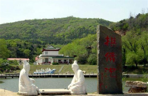1、棋盘山风景区主会场活动: 航空航天博览会:以太空返回舱为主的航空航天相关展览展示以及无人机飞行表演、航模特技飞行表演、无人机静态展示等内容。 潮流文化狂欢节:音乐美食节、电音狂欢节、电子竞技、Cosplay表演等内容。 水上狂欢节:以音乐喷泉、摩托艇、灯光表演为主的大型全媒体水舞秀、水世界、摩托艇、游船、傣族泼水节等内容。 户外运动狂欢节:房车露营地、自行车环湖游、哈雷机车营地、自助露营地等内容。 主会场除四大精彩主题外,还有大型美食节贯穿整个活动,不仅如此,夜间活动更加精彩纷呈,主会场的全媒体水舞