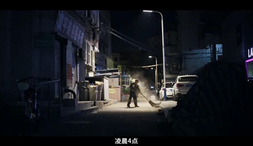 凌晨四点的广州 街头这一幕 让所有人看哭了 -