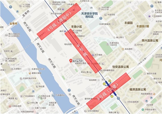为依托,自身的配套设施也颇具规模。社区外部配有1万平米城市广场、1.5万平米商业步行街、3万平米特色厂房商业和6万平米甲级写字楼。尤其值得一提的是利用天津第一热电厂厂房改造的商业,为业主提供高端生活所需的同时,也力求激活城市热点,逐步打造为天津的一个地标名片。 社区内部还规划了1000平米高端托老所、9班幼儿园及快餐店、便利店、理发店、洗衣店、文化用品店、邮政所、居委会、警务室、居民健身场地等,考虑适老、适幼,打造便利社区生活的同时,也注重提升生活品质,市政配套与住宅适当隔离,降低对住宅的影响。 八、公共