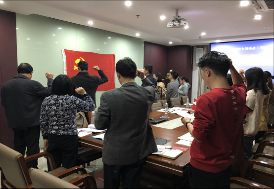 与会全体党员面向党旗,高高地举起右手,在党委委员赵仕勇的领誓下