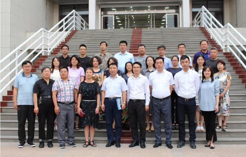 购房 楼盘快讯  当日,山西大学附属中学校长刘伟,党委书记王雪丽及