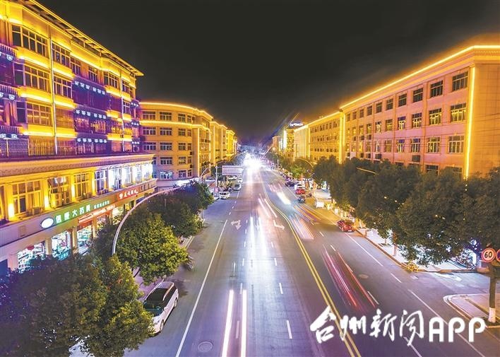 图为清港镇迎宾路立面改造后的夜景.金士兵摄