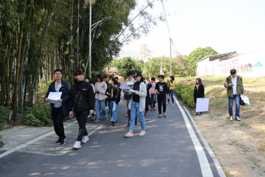 高校学生走进田间地头,近距离考察