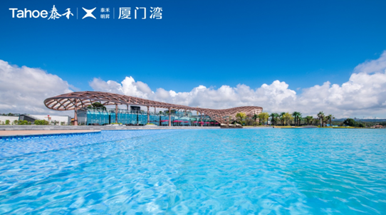 在泰禾厦门湾,置业者们不再是春去冬来的“北方候鸟”,而是在事业愿景和生活追求上更具国际视野的新中产,他们既实现了“想有一所房子,面朝大海春暖花开”的梦想,又实现了“回家就是度假开始”的另一种生活本质。简言之,“住”是本质,“假”是品质标准。