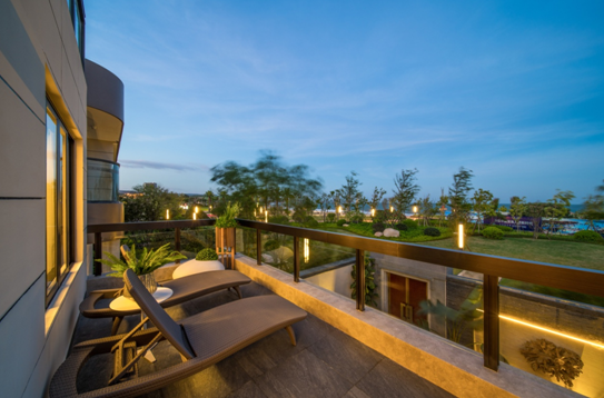 一个知名的品牌房企重新定义滨海地产开发模式,让置业者自然而然地进入当地场景中,他们享受到的不仅是风景、建筑本身,还有周边自然、文化、历史的丰富体验,并且拥有与城市共同生长的产业红利。