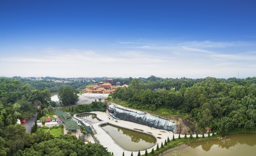 图:国家4A景区三水森林公园实景图 人口不断涌入之下,高品质居住小区已成大众的刚性需求。位于三水新城的森林公园是其规划文化旅游区的重要构成。森林公园内的碧桂园翡翠山更是广佛为数不多的千亩生活大城。项目苑区内不仅配有已运营成熟的五星级绿湖温泉度假酒店、按省一级标准打造的绿湖中英文幼儿园、兼有大型超市及社区医院的风情街区,周边约3公里内有更有上1万的日本永旺超市、思哲IMAX影城、三水汽车站、三甲医院佛山市第六人民医院、西布综合大市场、国家级示范性高中三水中学等丰富配套。 碧桂园翡翠山不仅占有瞰山揽湖的