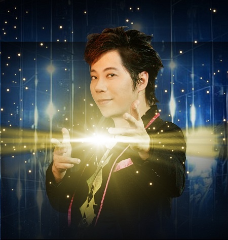 活动特邀国际魔术大师翁达智先生到场表演,据悉,翁达智是惊天魔盗团