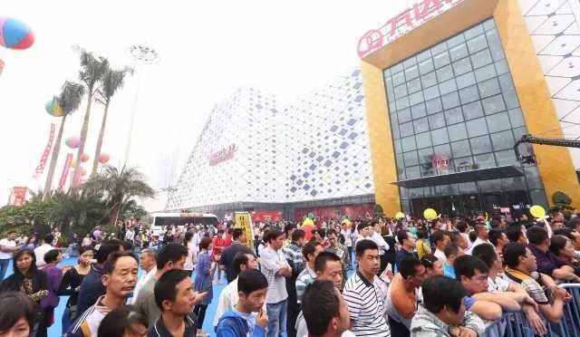 三水万达广场开业首日万人空巷全场爆满满满