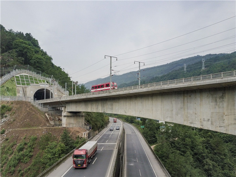 西成客专的三河口特大桥跨越繁忙的g5京昆高速成都至广元段
