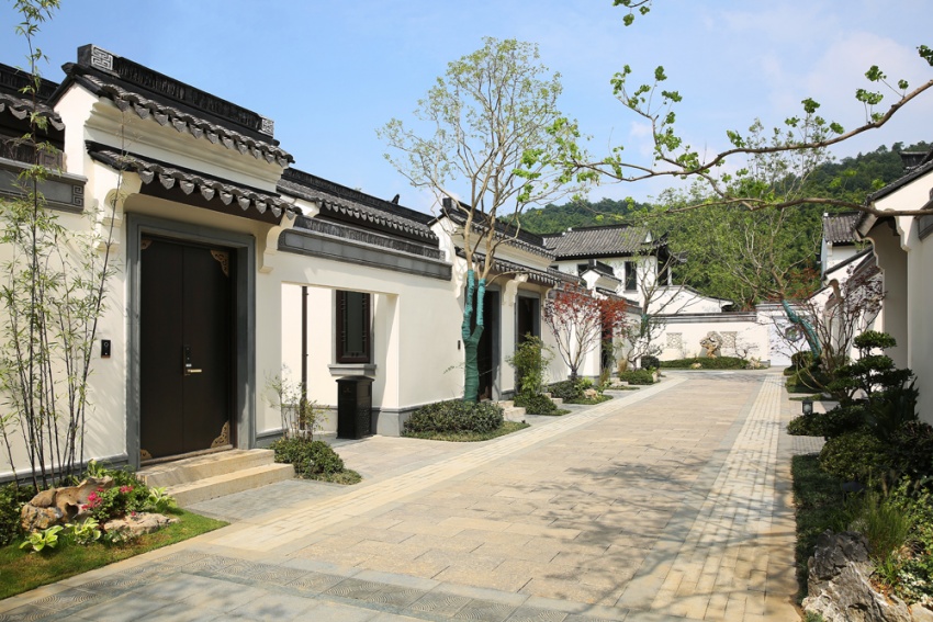 (融创玖溪桃花源巷道实景)