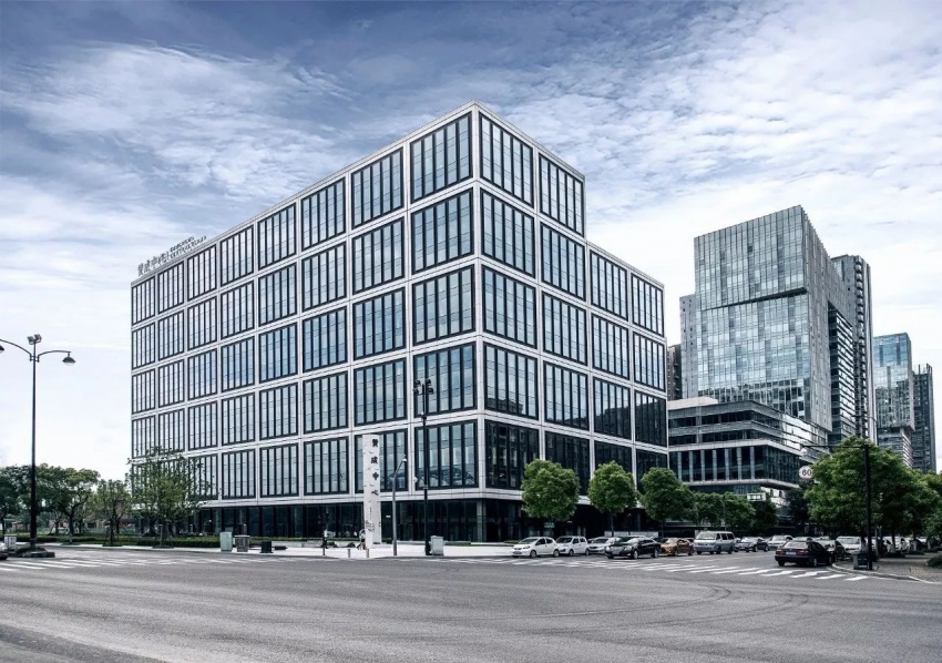 赞成中心位于上城区飞云江路9号,钱江新城西侧,总建筑面积约9万平米.