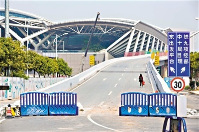 广州南站东出发平台的道路已经封闭,一名旅客走在通往东出发平台的