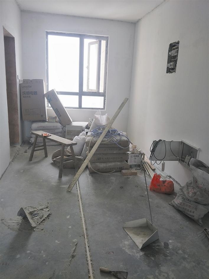 图为马女士装修到一半,已停工多日的新房.
