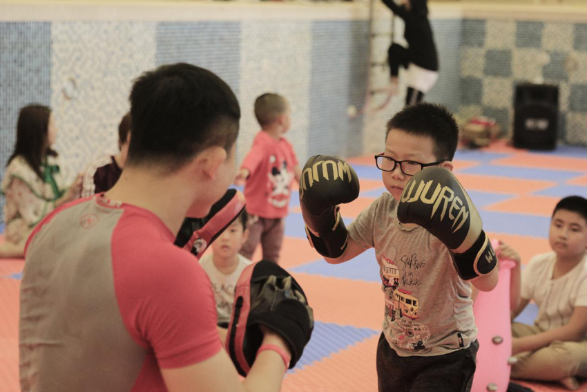 亲子互动拳击课堂在融创九棠府示范区内欢乐开启