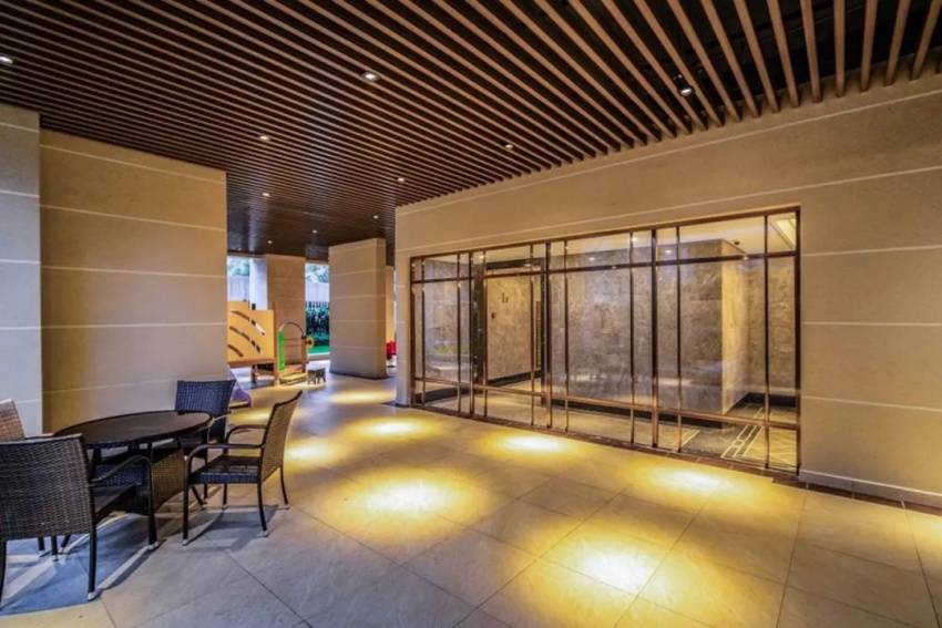 儿童活动架空层与老年人健身器材架空层穿插错落,相互独立又融为有机