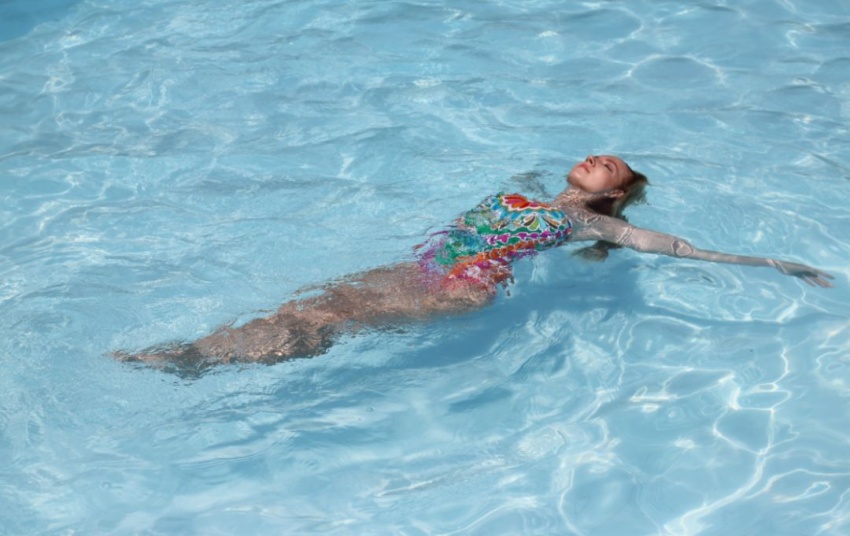 融乐于水敏捷61公园名府许你天幕恒温泳池