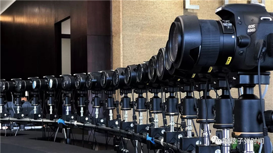 区开放当天,现场还有180度地标景观环绕摄影,通过多机位3d环绕拍摄,几