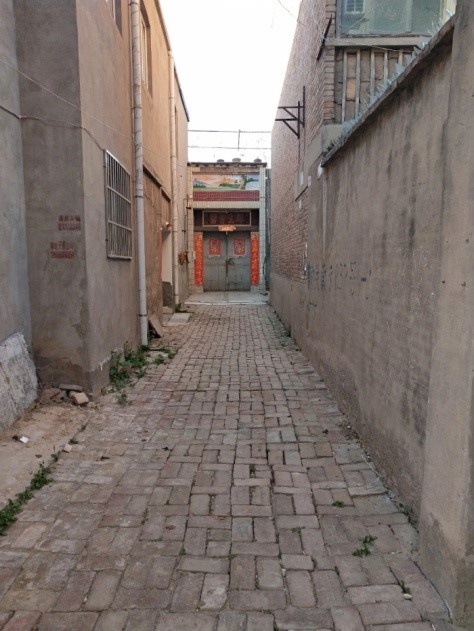 如下图所示,此宅南方一条胡同直冲大门,南方有路冲