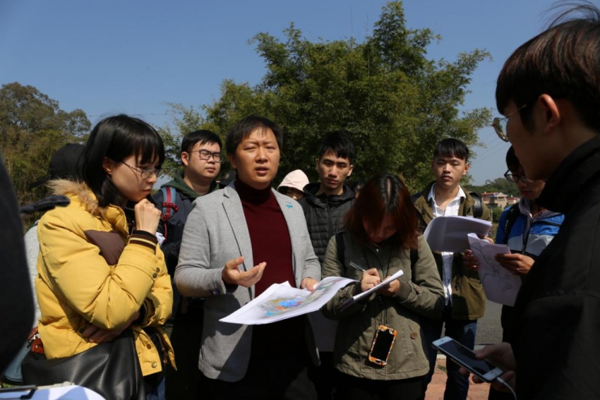 主办方负责人现场为参与调研的学生答疑解惑