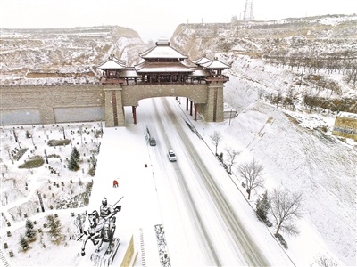 兰州贫困县榆中斥巨资修建城门背后