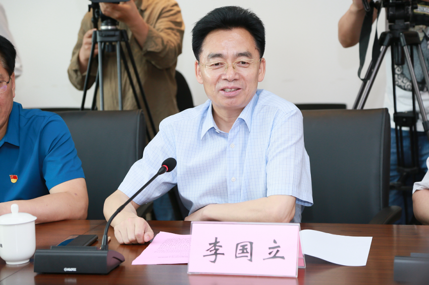 郑州经开区人大工委主任李国立首先介绍了经开区教育工作开展情况,他