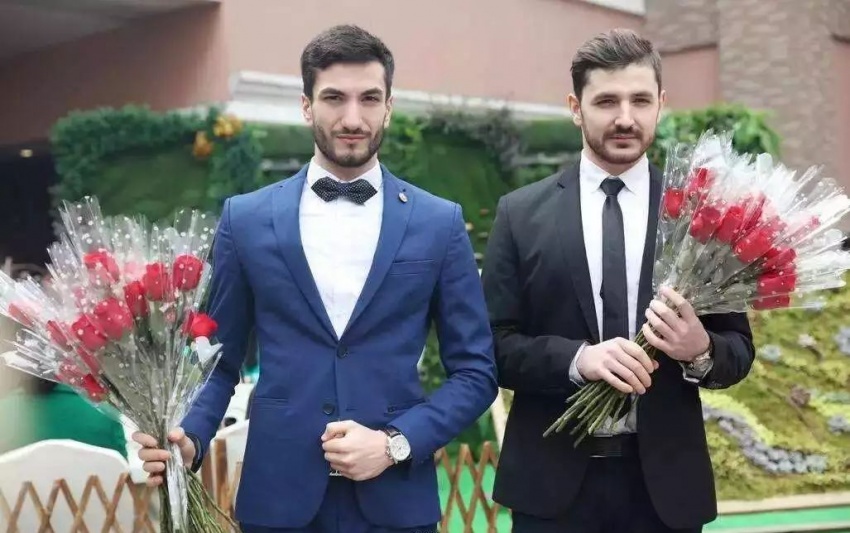 下,于玫瑰芬芳里留下您的倩影,您将收获一支来自时尚绅士赠送的玫瑰花