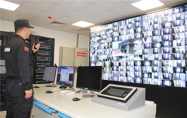 天庆集团总经理韩泽华代表天庆集团对物业服务中心的成立表示热烈祝贺